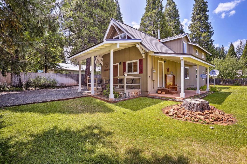 Trinity Center House | Cabin w/Backyard Space - 1/2 Mi to Trinity Lake!