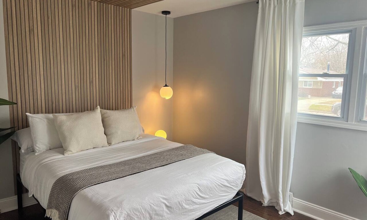 Redford House | Calm Cozy Home with King Bed, Washer & Dryer, Wifi & More