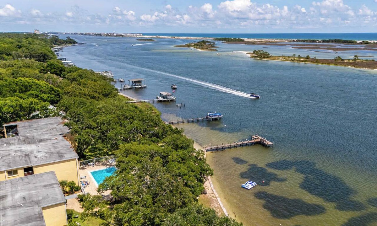 Mary Esther Apartment | ‼️Calm Waterside Condo‼️ | Kayaks, Paddles, Pool