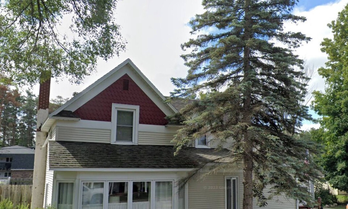 Bellaire House | Camp Bellaire - Lakes - Ski - Golf - Walk to Downtown & Shorts Brewing!