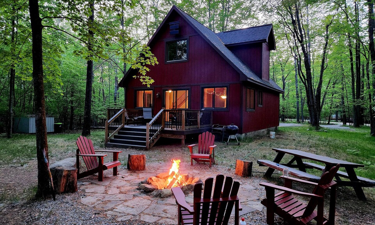 Farwell Cottage | CANDY APPLE COTTAGE- A Charming 3-bedroom cottage in soothing Farwell with WiFi
