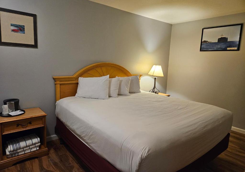 Alexandria Bay Hotel | Captain's Inn and Suites
