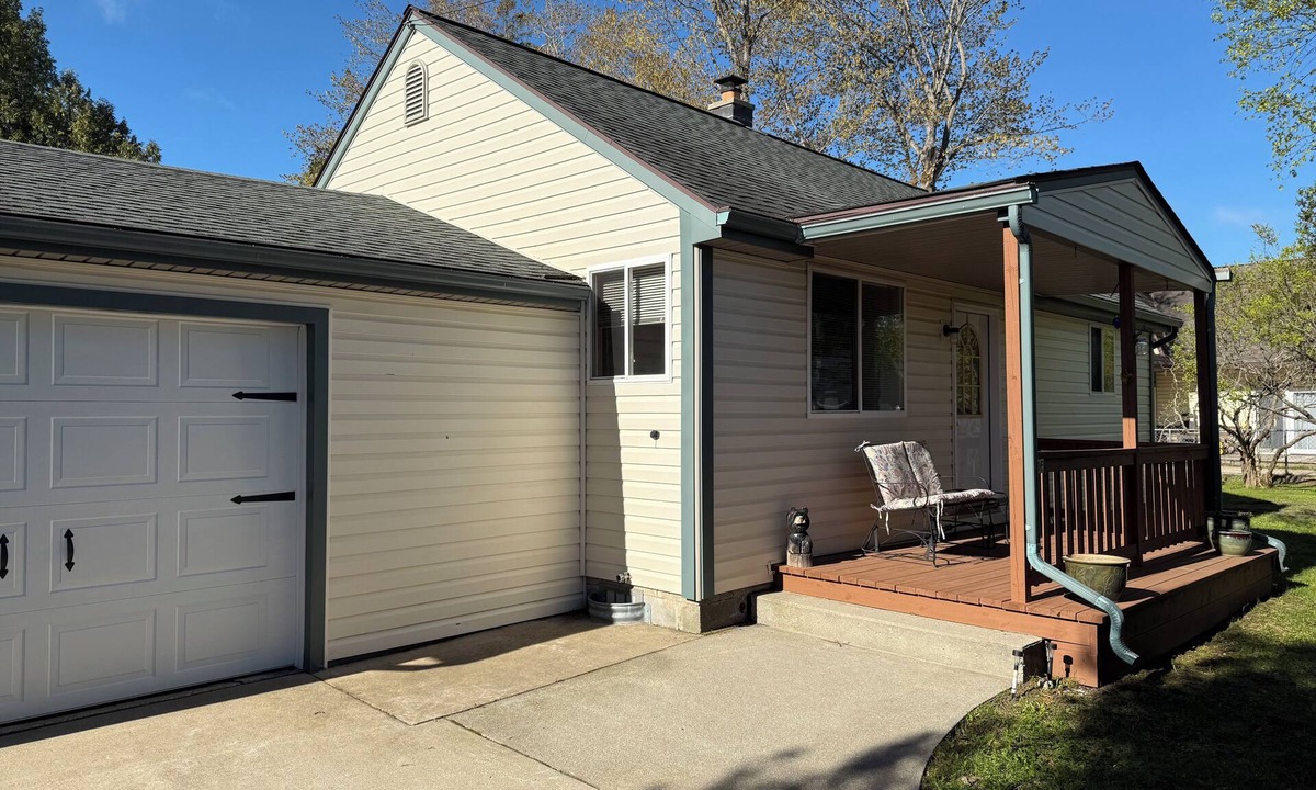 St. Ignace Township House | Captain's Mackinac Lookout Lake Huron