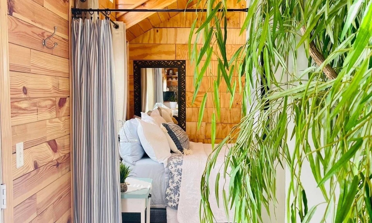 Cordova House | “CAROLINA” tiny house with Pond View