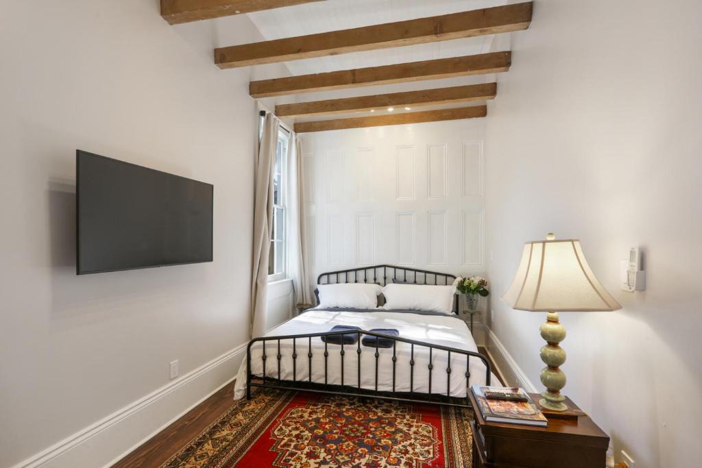 Faubourg Livaudais Apartment | Carondelet House - 1886 Garden District Manse