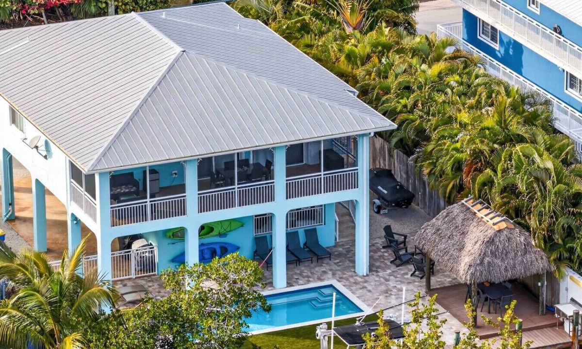Tavernier House | Casa Paraiso Keys Retreat- Pool, Dock & Family