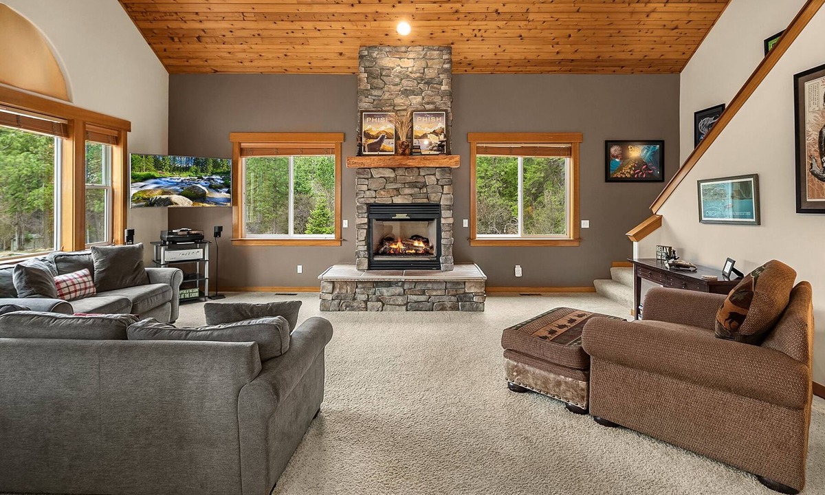 Ronald House | Cascade Pines - Private Hot Tub | WiFi | Summer Pool!