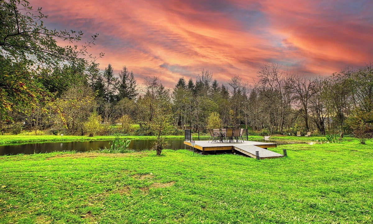 Amboy House | Cedar Creek Escape: Spacious 4 Bedroom Chateau, Private Pond & Creek Frontage