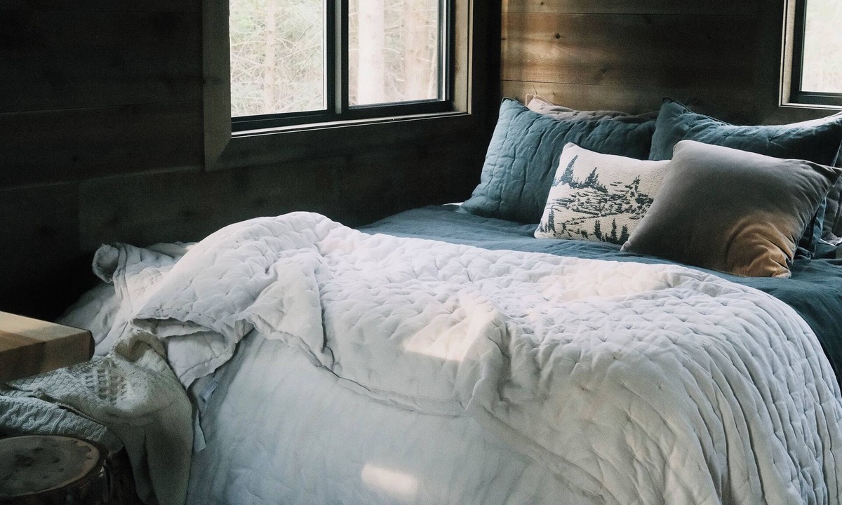 Boyne City Cabin | Cedarmoss Tiny Cabin Sleeps 2 Hot tub Sauna Private Trail FirePit Boyne Mountain