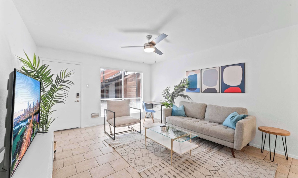 North University Apartment | Central Hyde Park 2BR/2BA close to UT,Moody Center