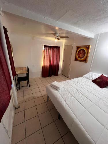 Downtown Phoenix House | Central Phoenix Value Stay Red Room