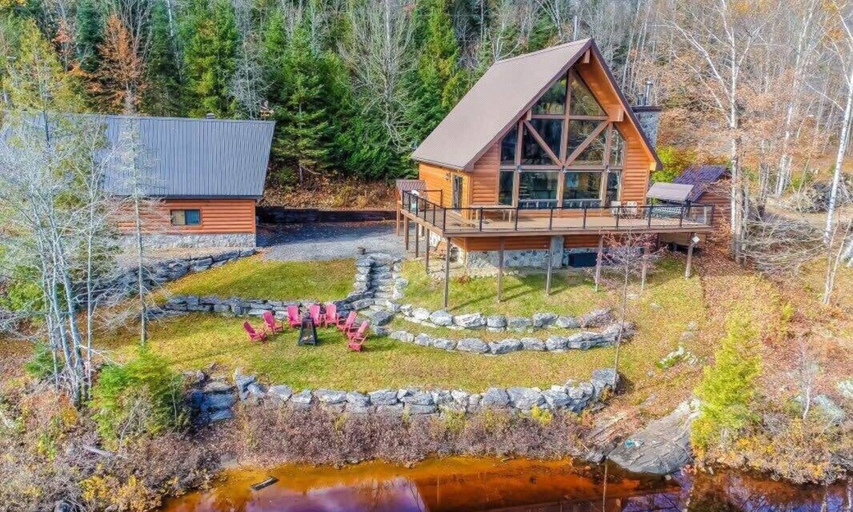 Mandeville Ski Chalet | Chalet Le Trésor du Lac | Waterfront & Dock