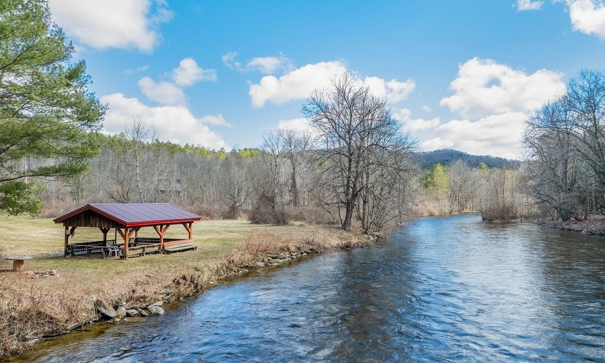 Johnsonville Apartment | Charming 1 Bedroom apartment - on the river front on Mountain estate in Shushan