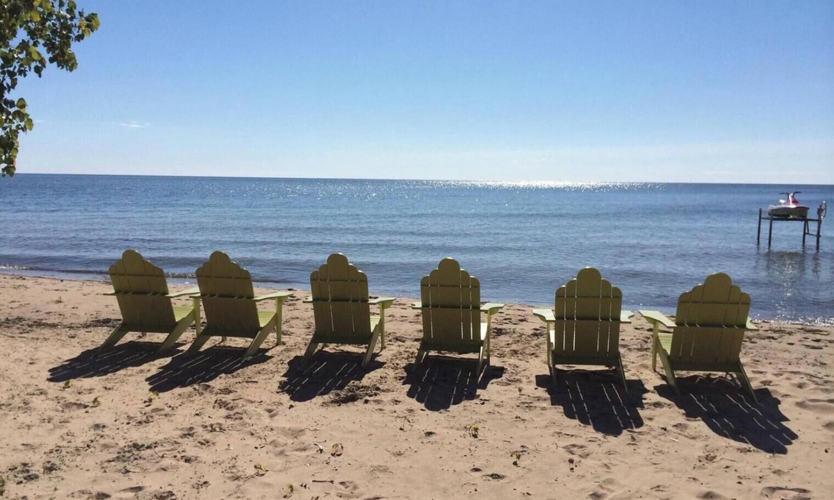 Tawas City Cottage | Charming 2-bedroom Scandinavian cottage in welcoming Tawas City with AC