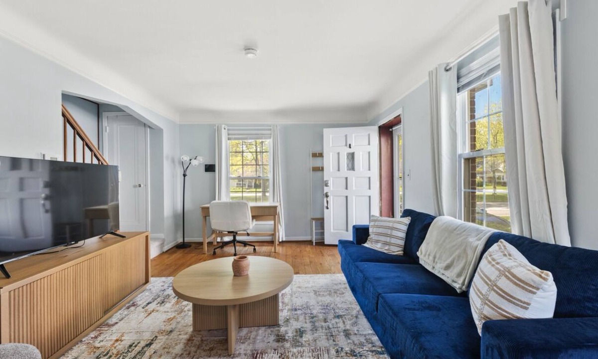 Royal Oak House | Charming 2-bedroom townhome 2 min from Downtown Royal Oak Will take long Stays!