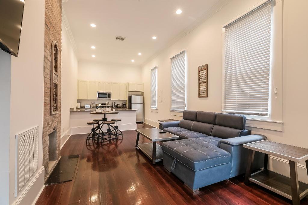 Faubourg Lafayette Apartment | Charming 2BR on Carondelet by Hosteeva
