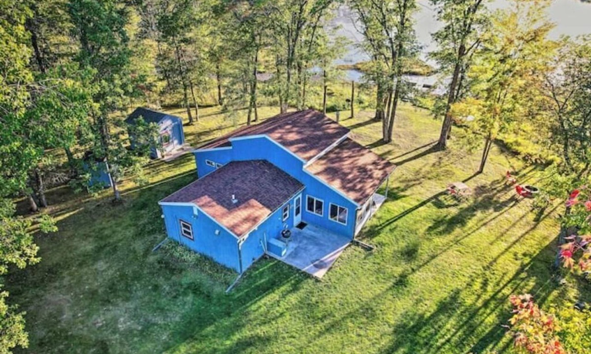 Webster Cabin | Charming 3-bedroom cabin with AC and WiFi in tranquil Webster