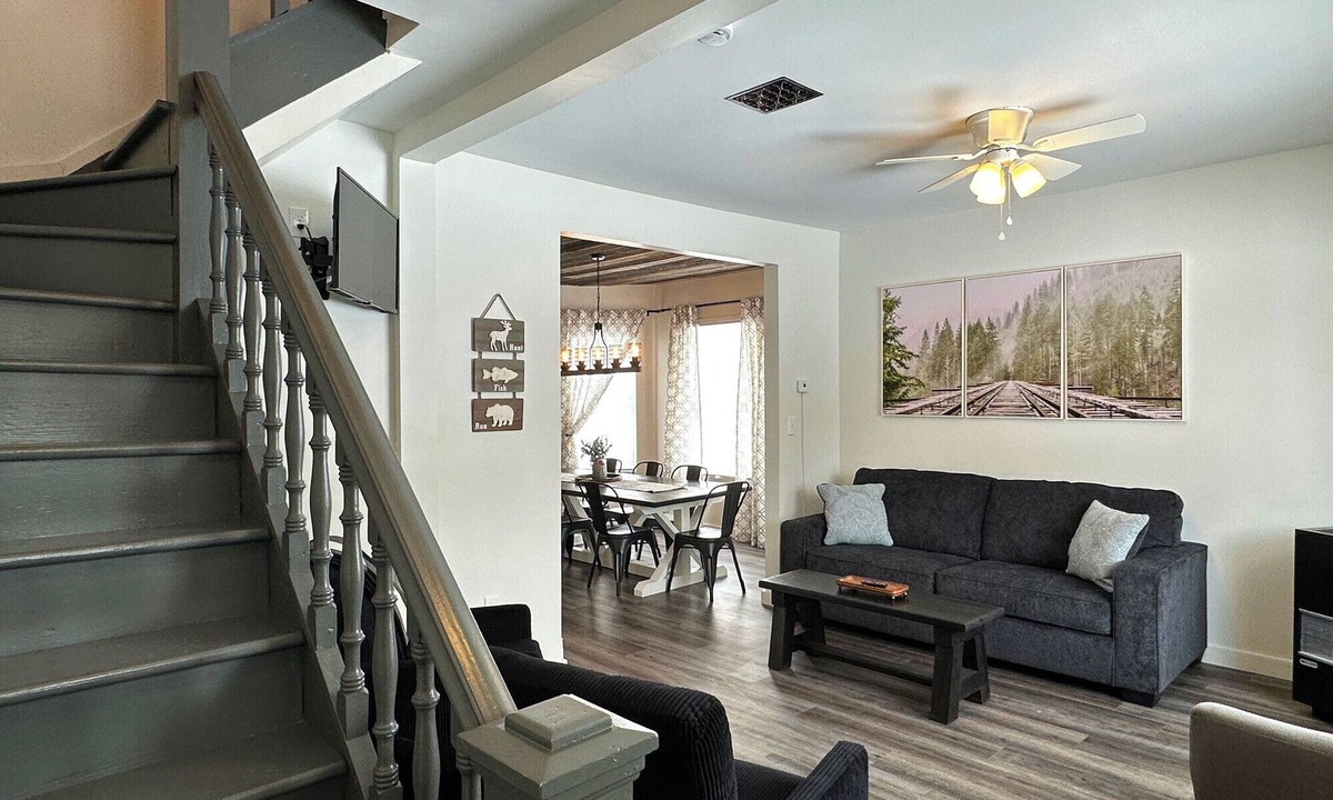 Rudyard House | Charming 3-bedroom house in Trout Lake close to trails & lakes.