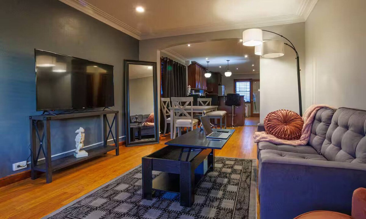 Calumet Heights House | Charming 3-bedroom house with AC in vibrant Chicago