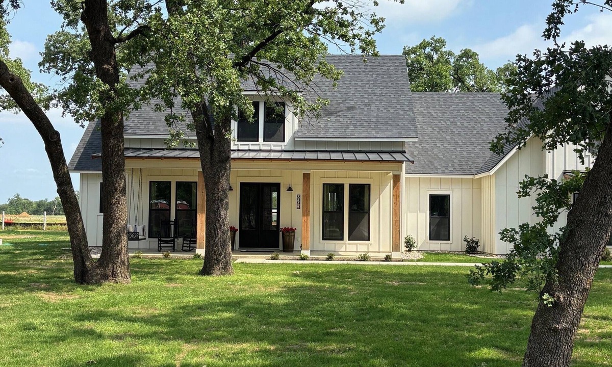 Weston House | Charming 3-bedroom farmhouse in serene Pilot Point with AC