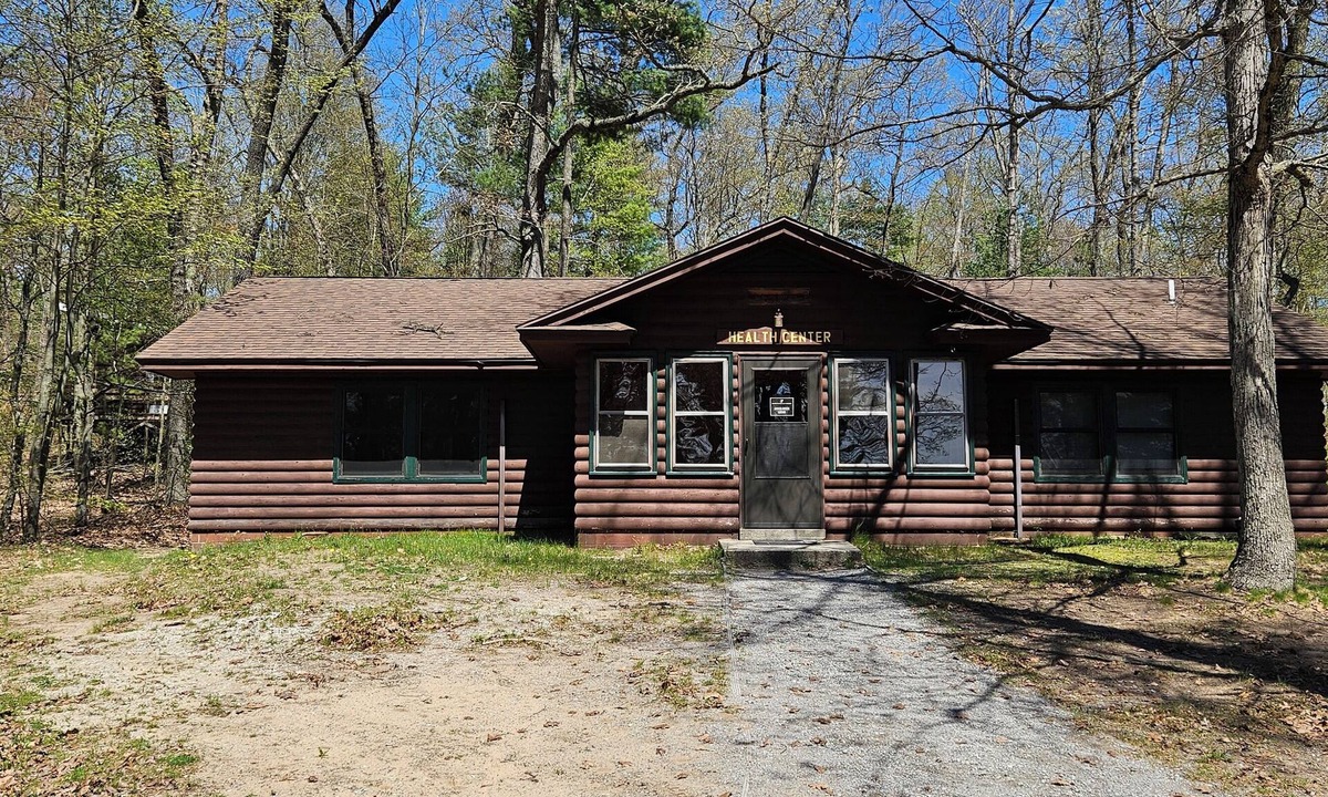 Twin Lake Cabin | Charming 5-bedroom lodge- Near Lake Michigan & Michigan Adventure, Pet Friendly