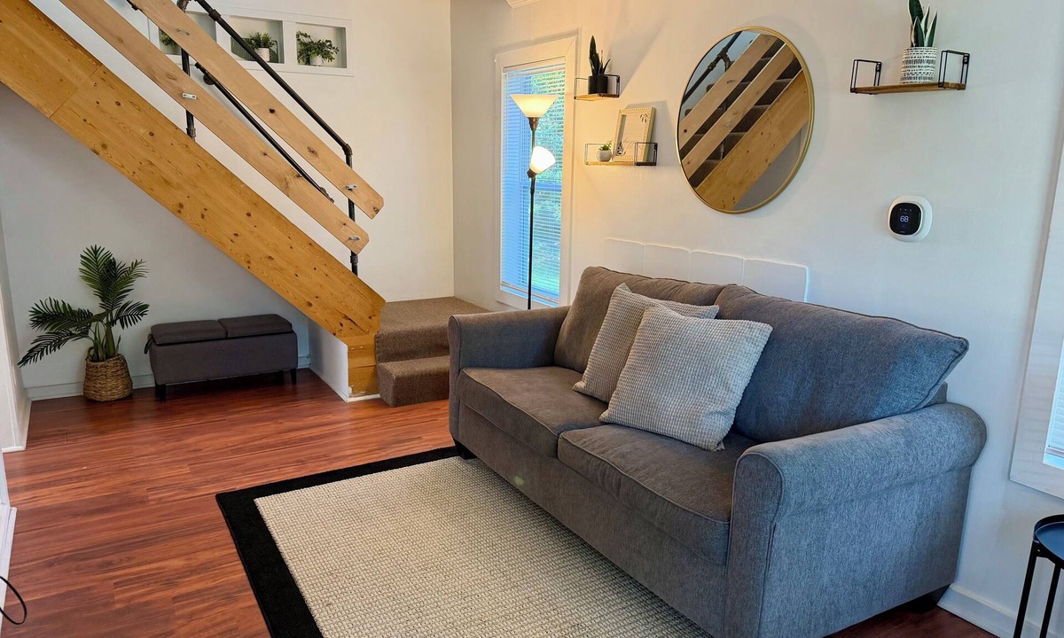 Lansing House | Charming and Cozy Lansing Loft Home
