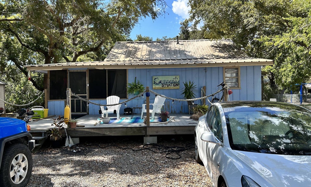 Grand Isle Cabin | Charming cabin among the oaks of Grand Isle