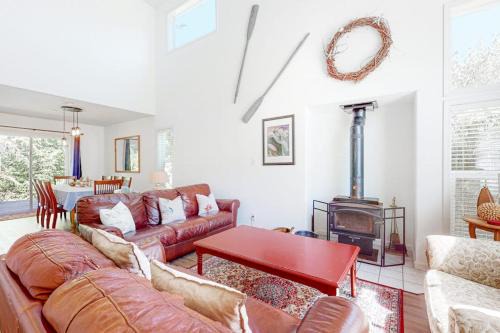 Manzanita House | Charming cabin with patio firepit fast WiFi full kitchen & W&D