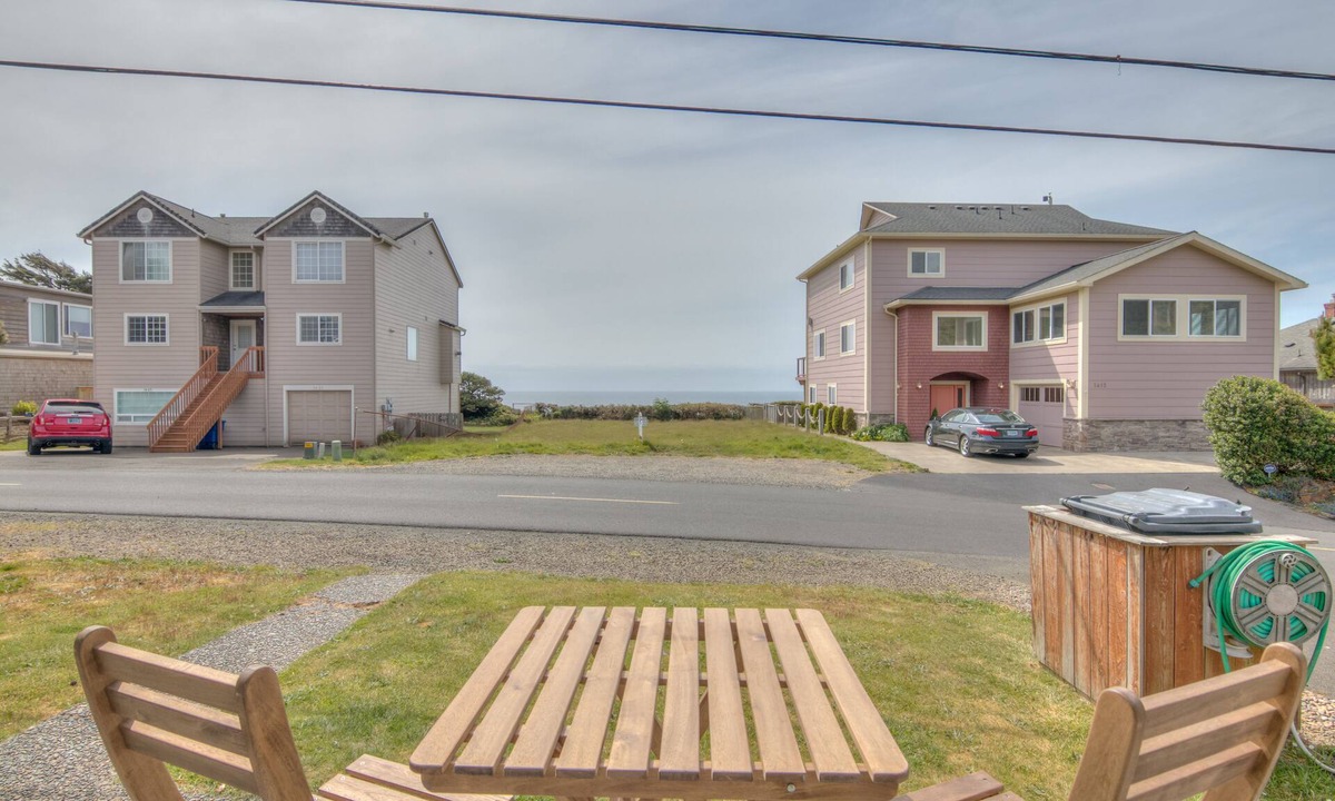 Lincoln City House | Charming Coastal Cottage w/Ocean View Close to Beach Access & Shopping