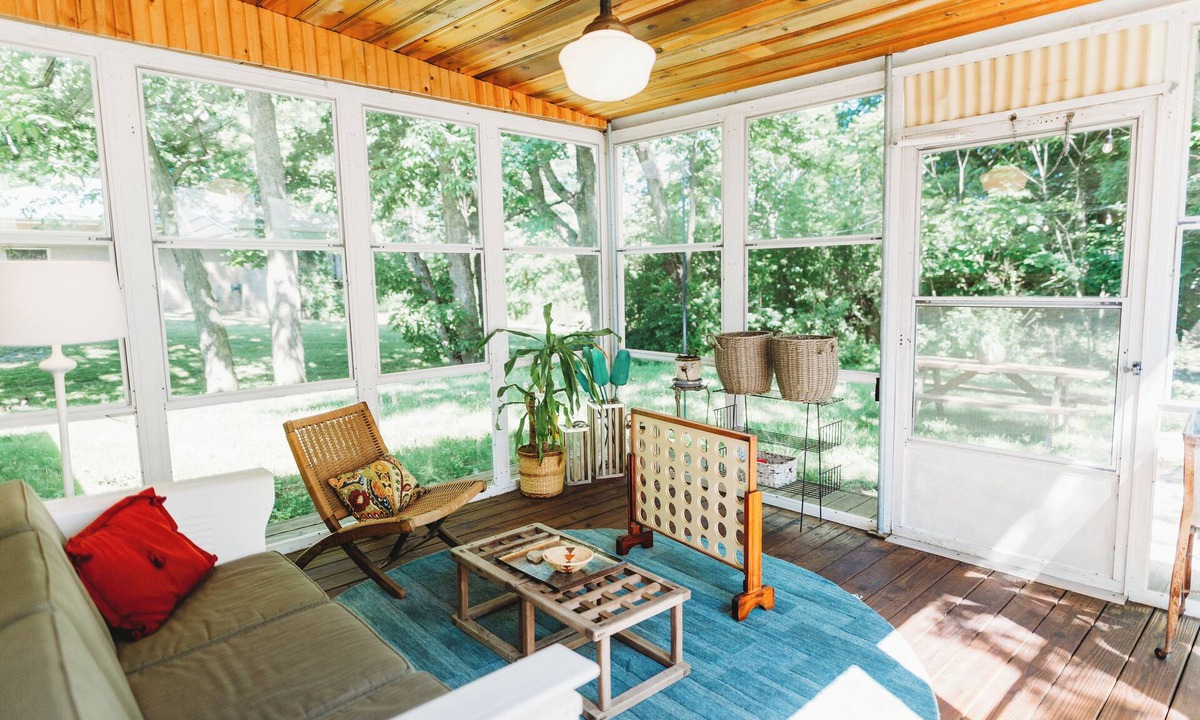 Bridgman Cottage | Charming Cottage w/HOT TUB - 5 Min from LAKE MICHIGAN!