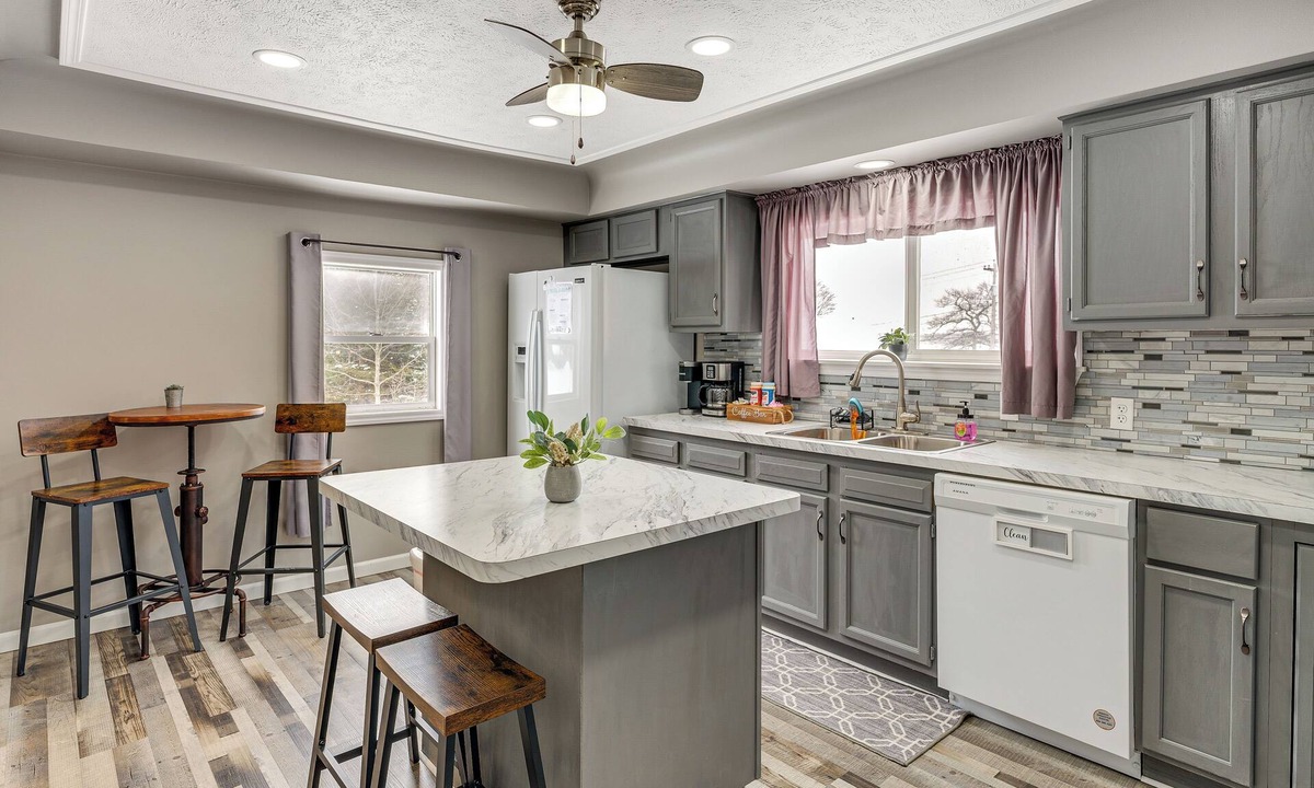 Curtis House | Charming Curtis House: Large Deck w/Lake View!