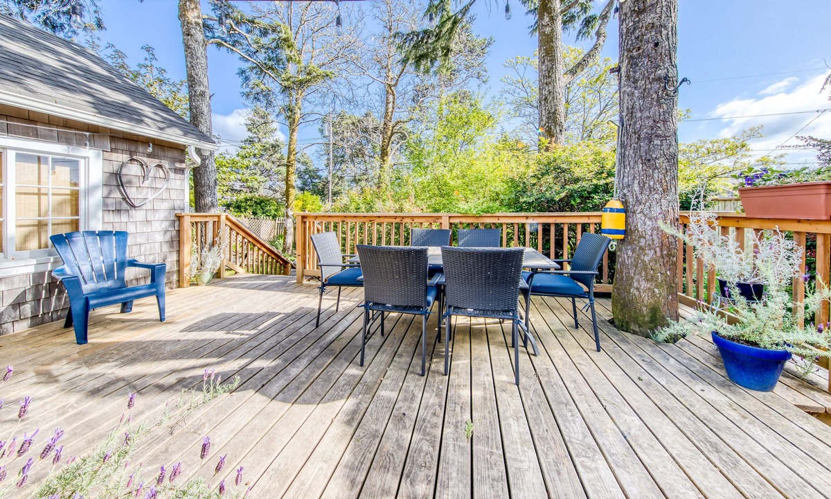 Seaside Cabin | Charming Dog-Friendly Cottage with AC, Washer/Dryer, Gas Grill, Easy Beach Access