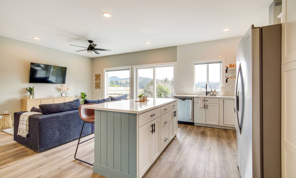 Florence Cottage | Charming Florence Home w/Fire Pit & River Views!