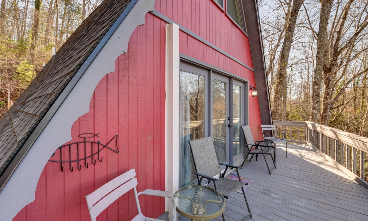 Franklin Cabin | Charming Franklin Cabin with Deck: Stunning Views!
