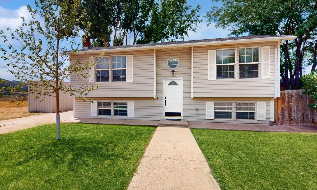 Parowan House | Charming home w/private backyard with deck & grill, near outdoor activities