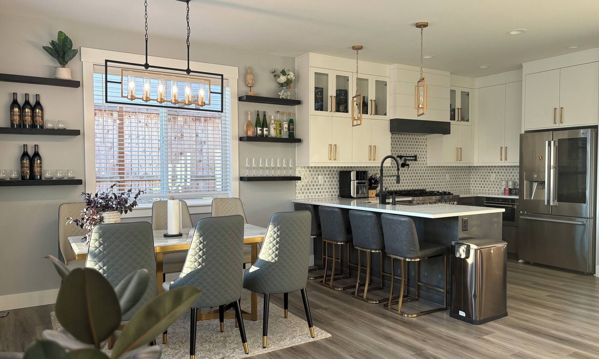 Dallas House | Charming house with Hot Tub and Steamer Shower in delightful Dallas