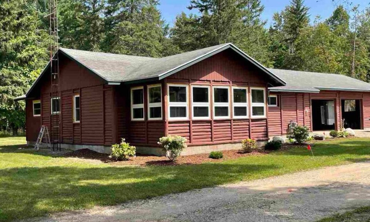 Boyne Falls Cabin | Charming Red Cabin in the woods. A perfect stay just 3 min from ski resort!