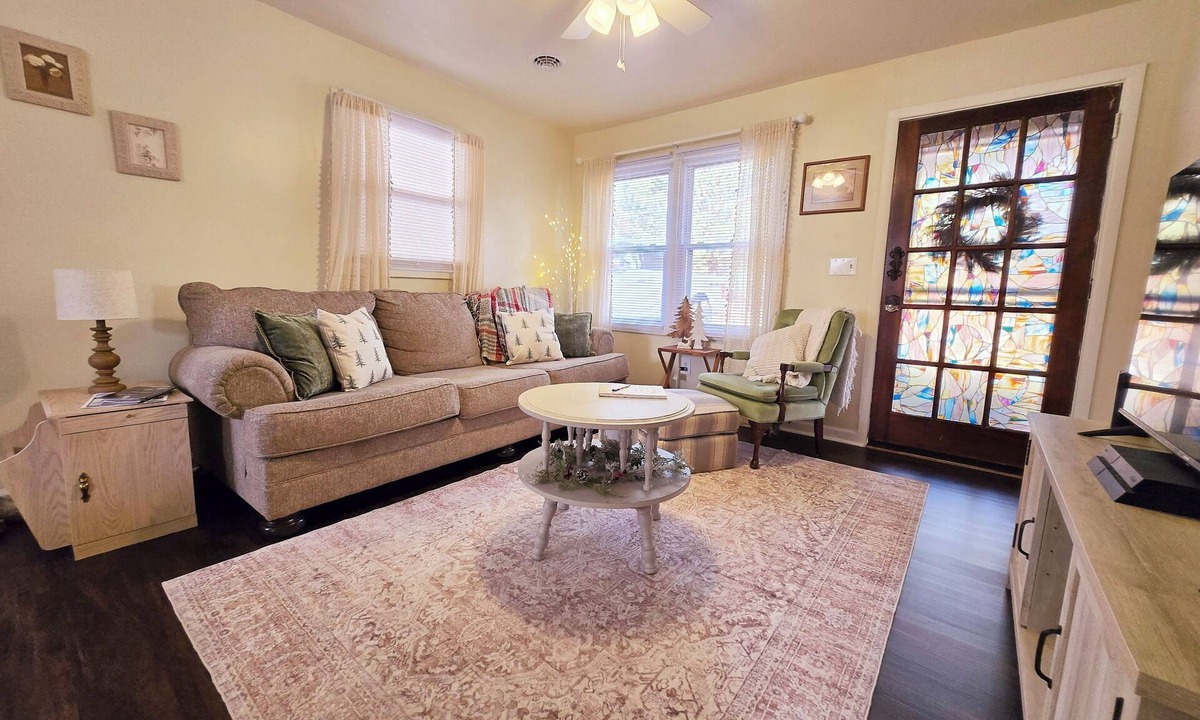 Bridgewater Cottage | Charming RiversideCottage- Firepit, Yard, pet friendly