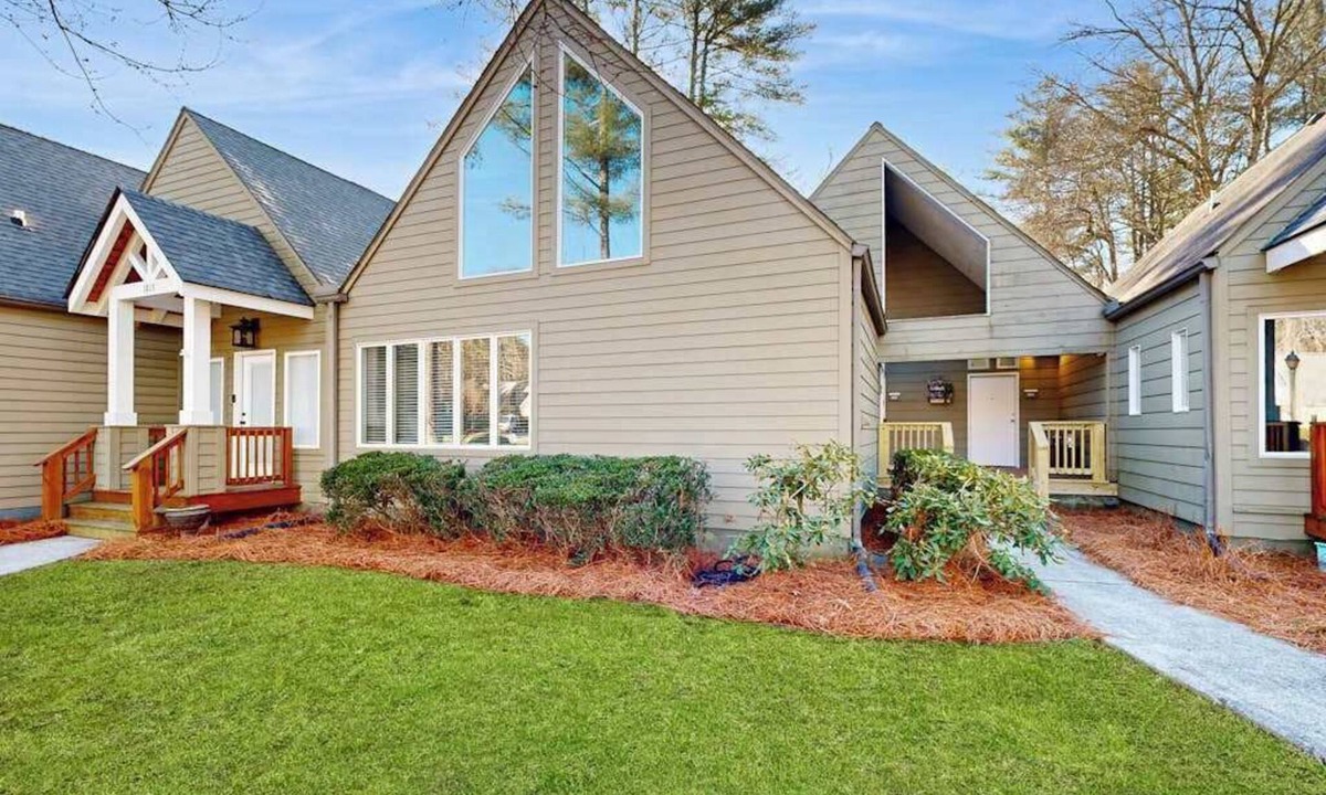 Sapphire Condo | Charming Sapphire, NC Condo: Cozy, Dog-Friendly, Pool, Golf Course, & More