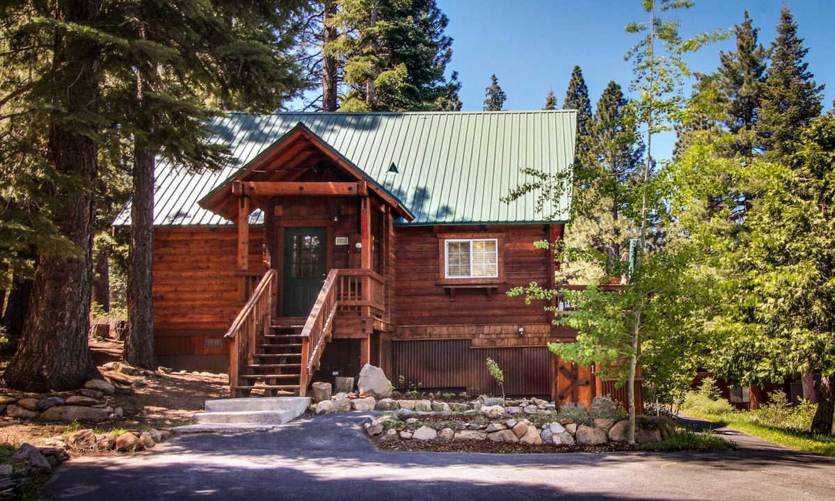 Truckee Cabin | Charming, secluded cabin with deck & W/D - near Prosser Reservoir, skiing & golf