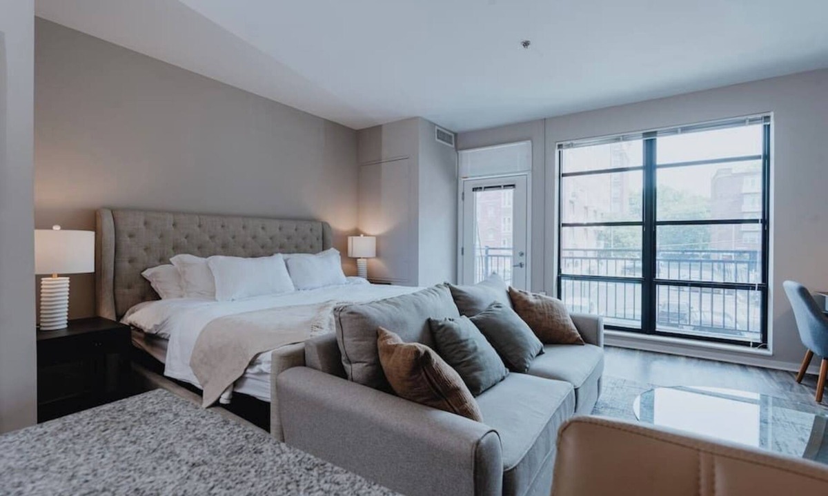 DeBaliviere Place Apartment | Charming Studio King Bed & Pool St Louis