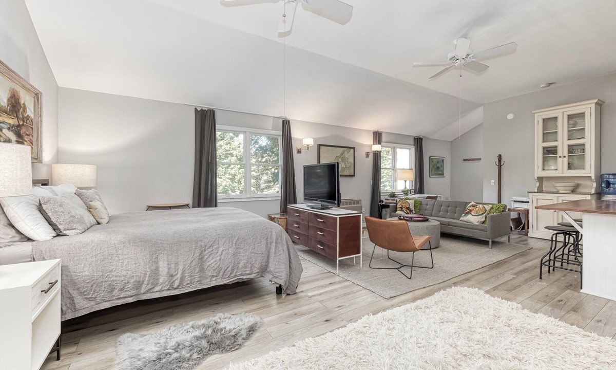 Menantic Creek Apartment | Charming Studio on Shelter Island