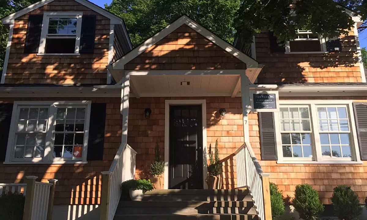 The Heights House | Charming 3 Bed/2.5 Bath Cottage In Historic Shelter Island Heights Walk to Ferry