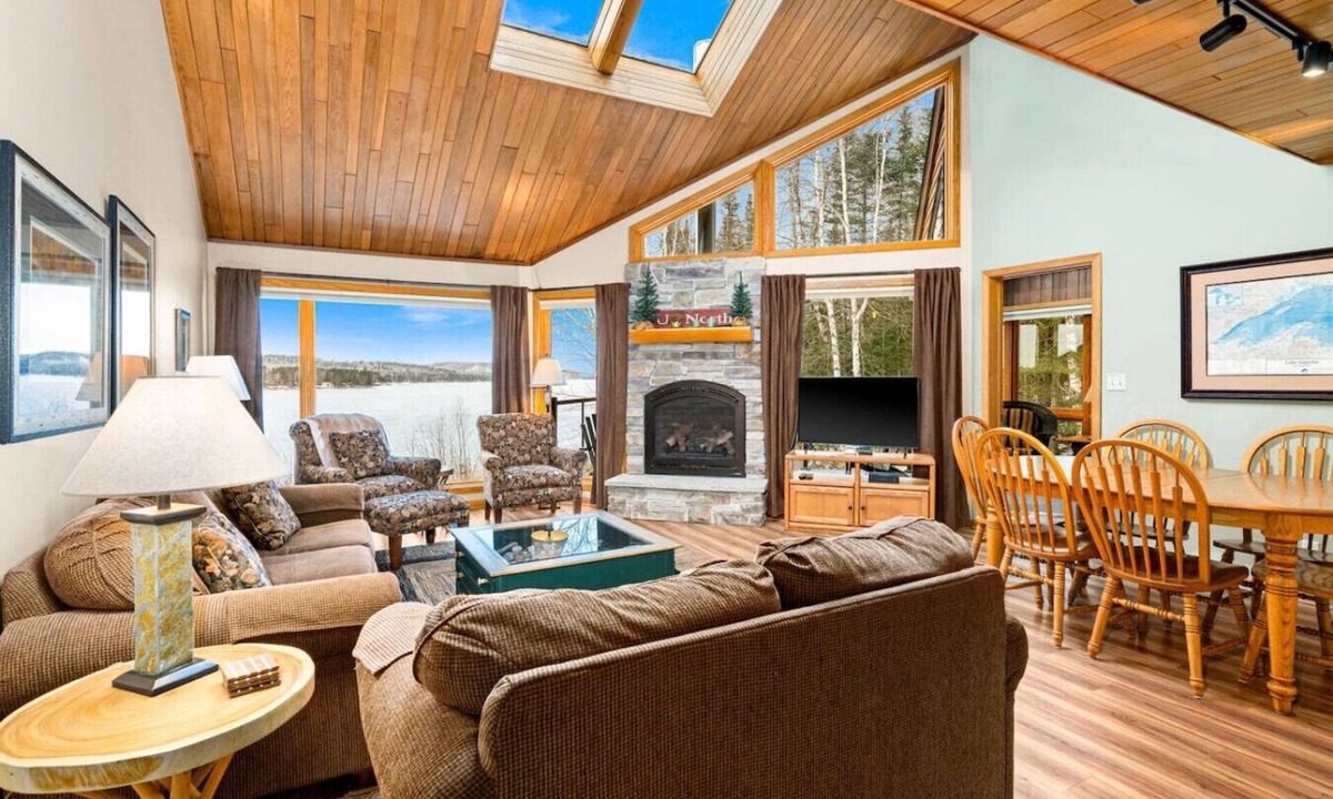 Two Harbors House | Charming waterfront Lakehome
