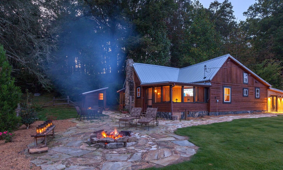 Dial Cabin | Cherokee Sunrise~Rustic Modern Farmhouse~Large Pond to Fish~Outdoor Living Area