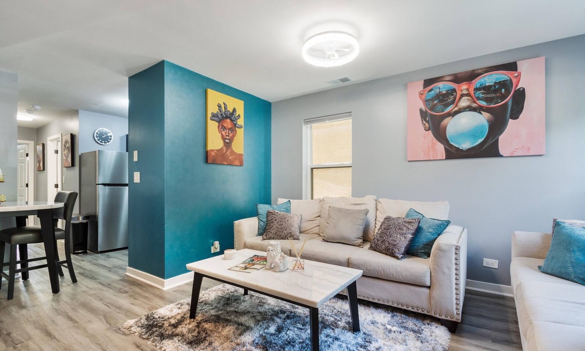 Bronzeville Apartment | Chic 2-bedroom apartment in vibrant Chicago with AC, WiFi