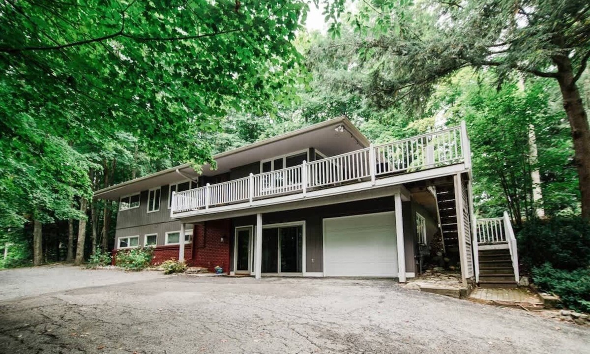 Petoskey House | Chic Golf Course Escape | mins to dwntwn + Hottub!