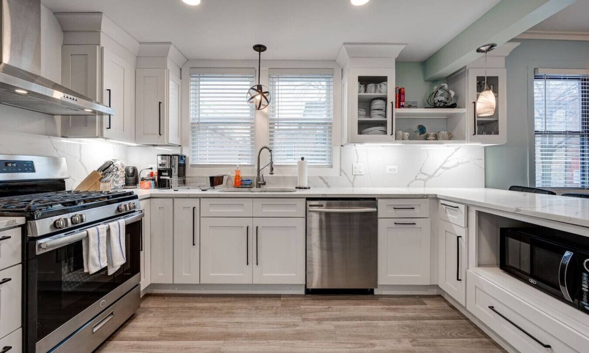 Bucktown Condo | Chic & Spacious Bi-Level Bucktown Condo - Sleeps 8
