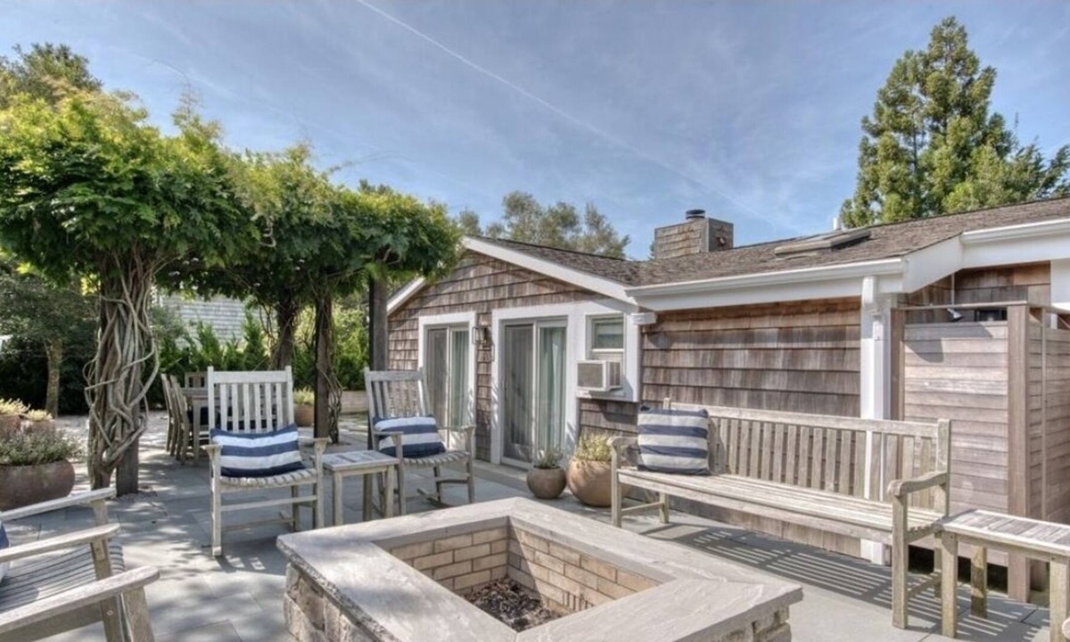 Amagansett Cottage | Chic Surfer Cottage in Amagansett Dunes - Private Oasis & Walk to Beach