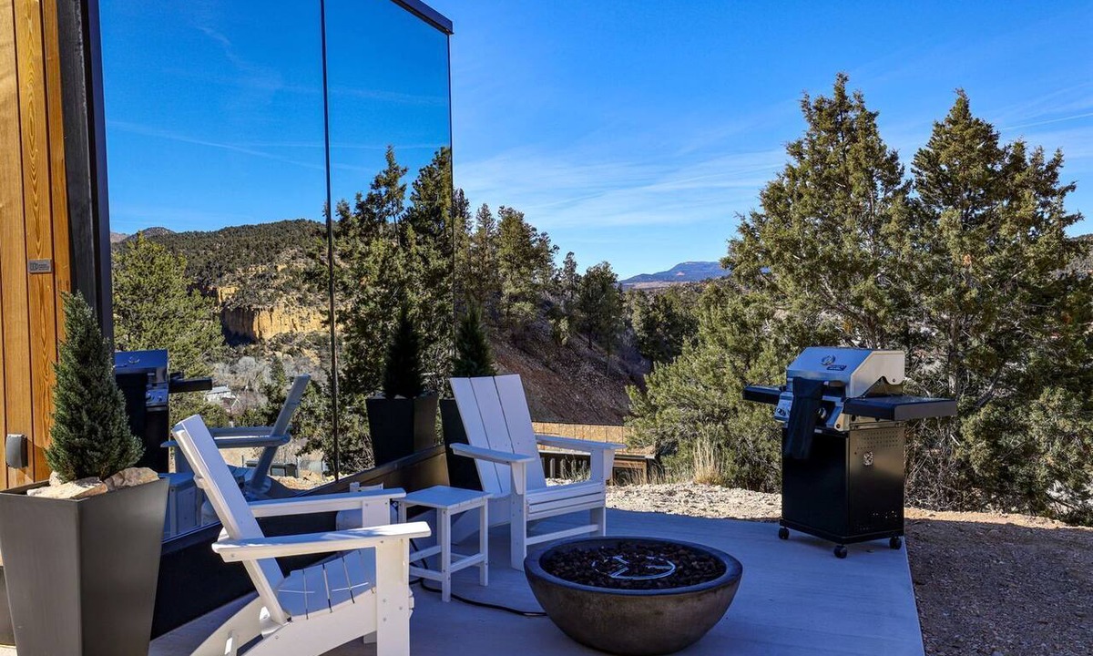 Orderville Cabin | Chic Tiny House with Outdoor Espace to Relax in Orderville, Utah